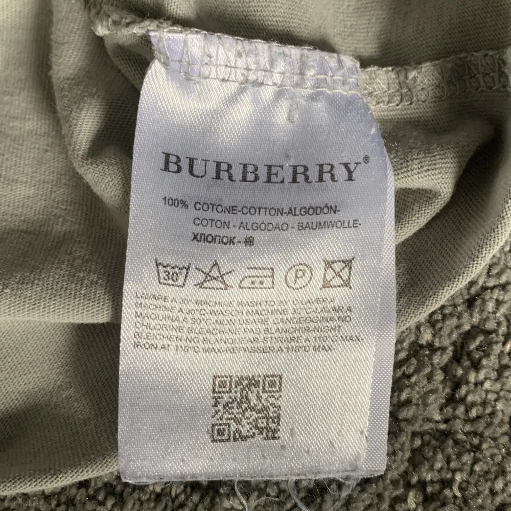 Hej säljer min Äkta burberry t-shirts den är i bra skick ingenting sönder, köpt för 2500kr säljer för 450kr pris kan diskuteras. Size S Färg Grå . T-shirts.