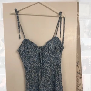 sommarklänning  - supersöt sommarklänning, bara använd få gånger🩵