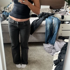 lågmidjade jeans - Bra i lägnd för mig som är 170. Helt oanvända. Nypris 800.