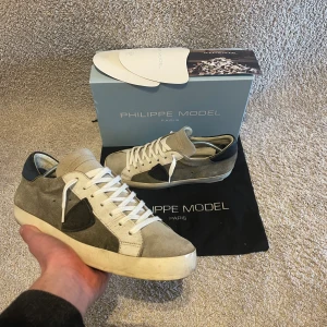 Philippe model skor - Säljer dessa feta Philippe model skor i skick 6/10. Färgen är en blandning mellan beige vit färg o är perfekt nu till våren og ingår ej. Vid minsta lilla fråga är de bara att höra av sig