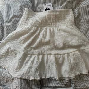 Vit gullig kjol från Gina Tricot. Den är endast testat, prislappen är kvar. 