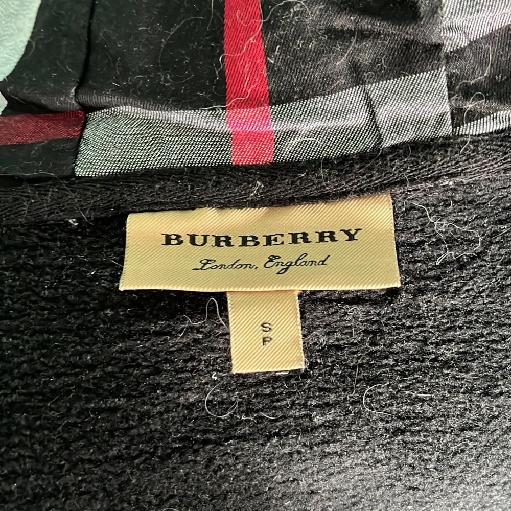 Burberry zip hoodie knappt använd råka köpa fel storlek kvittot slängde morsan men har fortfarande paketet. Hoodies.