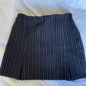 Minikjol från Gina tricot - Storlek S Pinstripe stretchig miniskirt  Perfekt skick