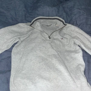 Gant tröja half zip - Den är i bra skick köpte den på kidsbrandstore för 950 kr storlek 146-152.