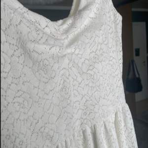 En vit spetsklänning från Monki i storlek S!🤍 Den är aldrig använd men utan prislapp, klänningen har en underkjol! Säljer för att den inte passar mig🩷