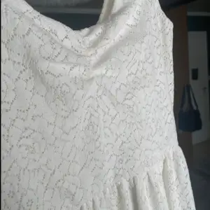 En vit spetsklänning från Monki i storlek S!🤍 Den är aldrig använd men utan prislapp, klänningen har en underkjol! Säljer för att den inte passar mig🩷