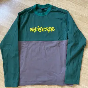 Säljer grön/brun Brain Dead tröja, Storlek S, köpt hos Tres Bien, använt en gång, nyskick