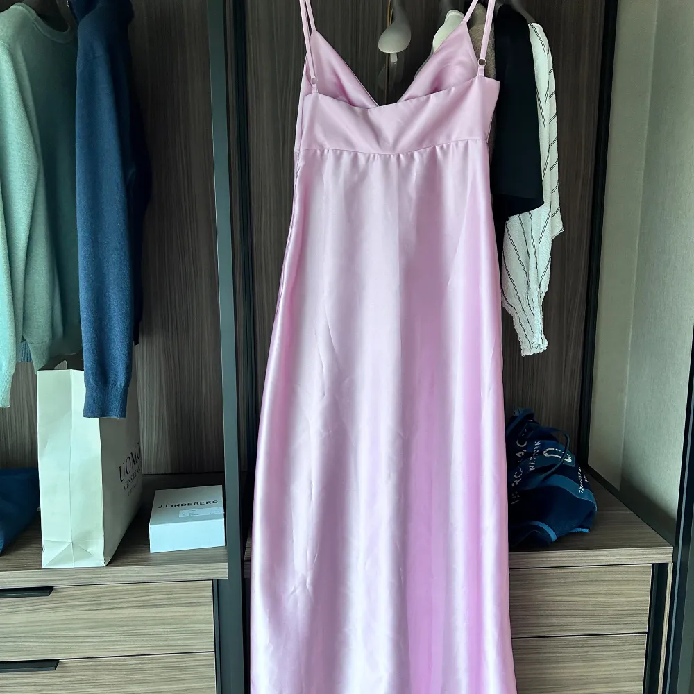 Super fin balklänning från By Stina. Den ser lite lila ut på mina bilder men är rosa i verkligheten. Säljer pågrund av att den är lite för liten för mig. Om du har några frågor så är det bara att skriva till mig❤️. Klänningar.
