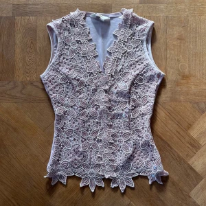 Set  - Ett jättefint set som är inköpt i Paris och använt under en dag på ett bröllop. Ljusrosa set med blomdetaljer och paljetter.🩷 Setet är i storlek S. Nypris för setet är cirka 2600 för hela setet. 