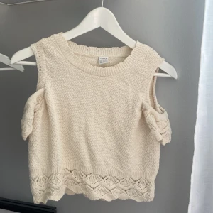 Fin tröja  - Säljer denna beiga tröja från Lindex. Använd ca 2 gånger. Är mittemellan kort 