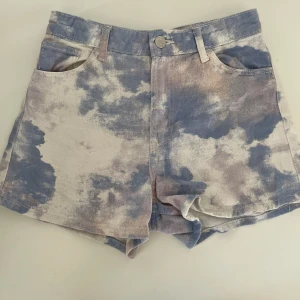 Jeansshorts tie dye  - Jeansshorts tie day från H&M i mycket gott skick 