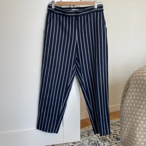 Mango Capribyxa  - MNG Mango Capribyxa med fickor. Marinblå med vita ränder. Storlek M. Mycket lite använda. 