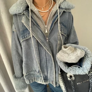 Jeans jacka - Säljer min coola jeansjacka med fluff💗 strl 36/S, egna bilder!!