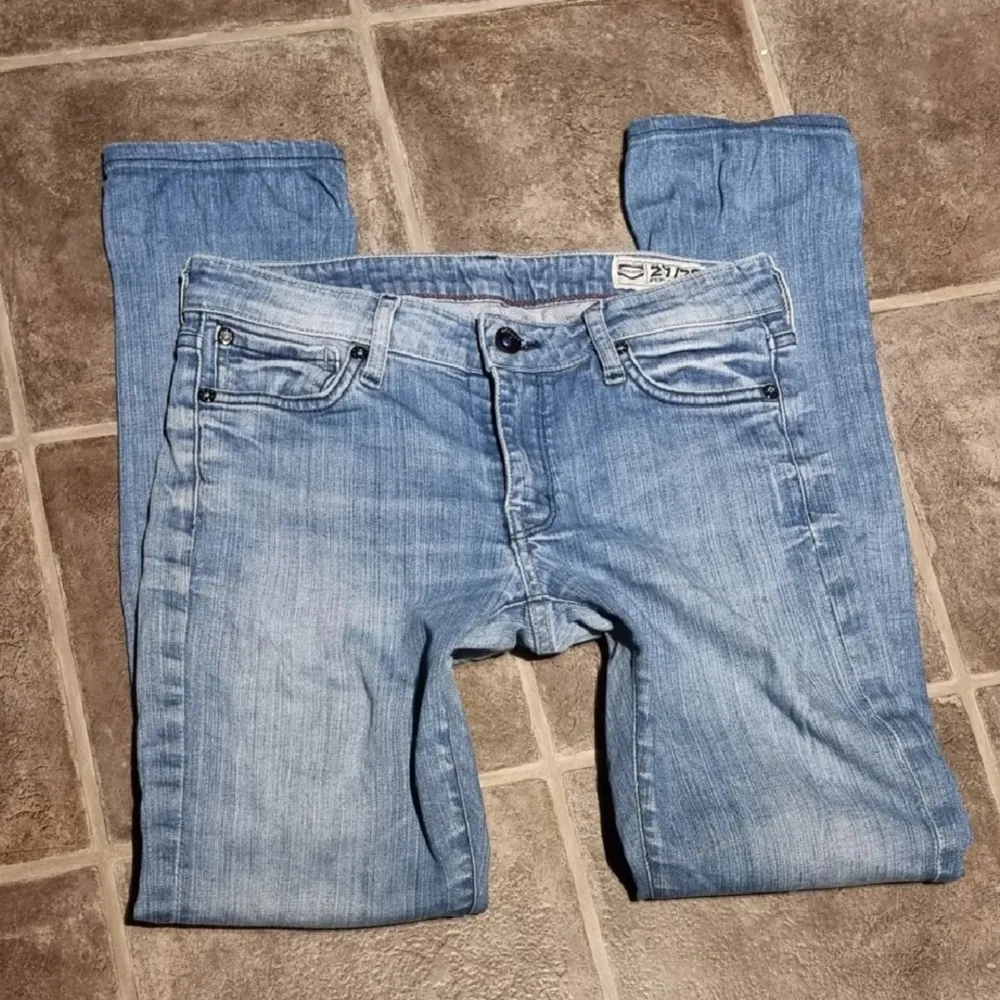 Fina y2k vintage lowrise jeans från Crocker. Storlek XS \S enligt mått:  Midja: 35 CM. Innerbenslängd 70 CM. Har några fläckar på knäna, kanske går att få bort. Därav pris. Men syns inte så mycket när man har dom på sig :). Jeans & Byxor.
