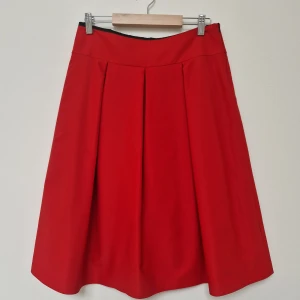Kjol - Skirt is is very good condition. Length 65cm Waist 36cm x 2 It says S but it is bigger more like M