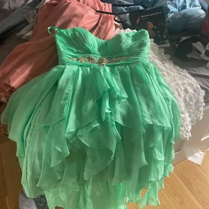 Jätte fin turkos balkläning  - Den är i bra skick och är i storlek M, den har en liten fläck som syns på bilden nr 2 