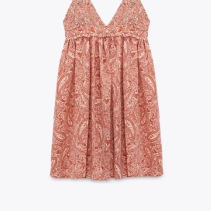 Zara klänning - Säljer denna mönstrade klänning från Zara som är helt slutsåld✨💗 Toppenskick! Bara att höra av sig vid frågor!