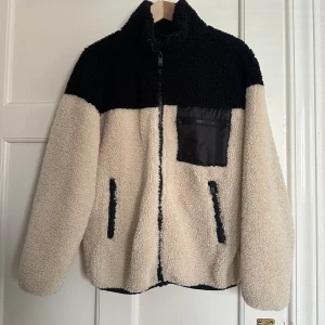 Teddyjacka  - Supermysig teddyjacka i fint skick!❤️ XS men sitter ganska oversized på mig som vanligtvis har S!