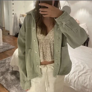 Jeansjacka - Fin jeans jacka, storlek L men passar mer m