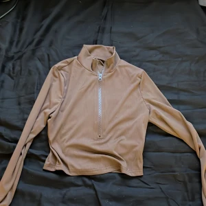 topp med dragkedja - tröjan är i storlek S och är mer mörkbrun än vad den ser ut att vara tar ej emot swish 