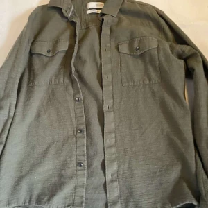 Overshirtskjorta  - Storlek: det står i att det är L men den passar mig och jag har S Skick: 8/10 Hör av er vid funderingar