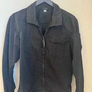 Cp company jacka - Cp company jacka i storlek S som är perfekt nu till våren, användt fåtal gånger och inga defekter. Kvitto och tillbehör finns till. Hör av er vid frågor. Med vänlig hälsning,