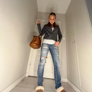 Lågmidjade jeans - Ett par lågmidjade jeans med hål från tiger of sweden! Osäker på storleken men passar mig som har 36!🥰Köptes  för 1500 säljer för 400kr 💕 (tryck på köp nu om ni vill!)