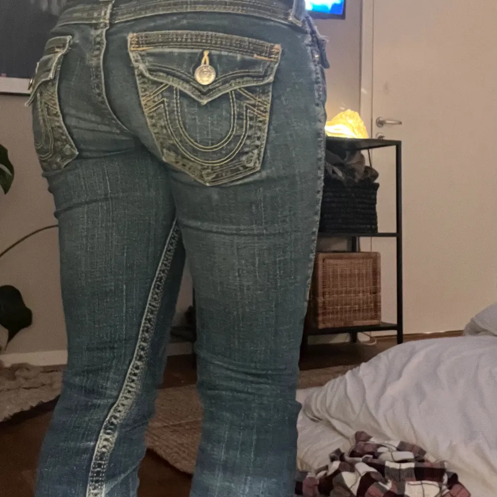 True religon jeans. Storlek 25! Lågmidjade och bootcut super fina men säljer då dom inte kommer t användning. Midjemåttet är ungefär 67-72 då dom är väldigt stretchiga o sköna! Innerbenslängden passar nån som är 166 eller under(KAN INTE MÄTA LÄNGDEN). Jeans & Byxor.