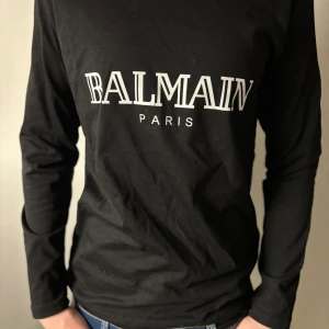 Balmain tröja långärmad - Hej, säljer denna balmian tröjan till ett otroligt bra pris, den är knappt använd och otroligt snygg till dig som har otenstil. Här av dig vid mer frågor och funderingar!💛
