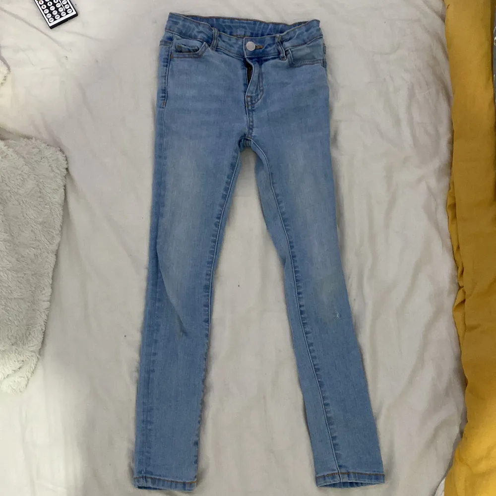 Jag vill sälja mina blåa jeans från Cubus (jag gissar att den är från Cubus) det finns bara ett litet hår vid knän men annars är den i jättefint skick.. Jeans & Byxor.