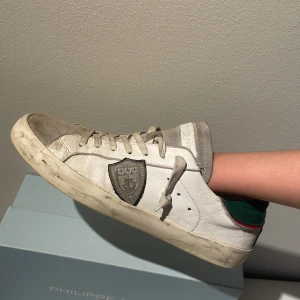 Philippe model skor  - Tja säljer nu dessa eftertraktade Philippe Model skorna i st 38, nypris 2000 mitt pris 1499.     Skick= 7/10Skorna är använda men Inge större defekter. Box Medföljer! Tveka inte på att ställa frågor! Öppen för byten. Köparen står för frakten! 