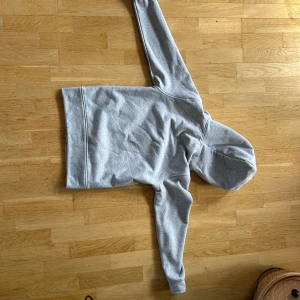 CDG play zip Hoodie  - Jag säljer den pågrund av att jag har växt ur den. Den är i gott skick. Pris kan diskuteras kan även bytas.