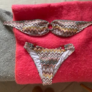  bikini - Bandou bikini i missonityg! Vet inte vart den kommer ifrån. Såååå snygg men lite liten på mig. Strl S! 