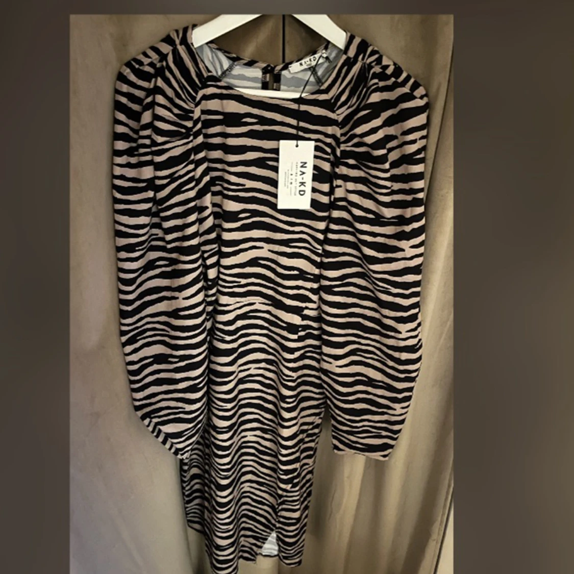 Ny zebramönstrad klänning  - 92