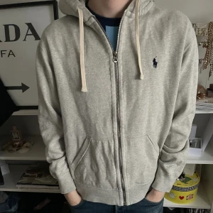 Ralph Lauren zip-hoodie - Fet zip-hoodie från Ralph Lauren. Storlek M, inga defekter!