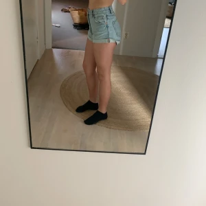 Snygga jeans-shorts🖤 - Färg Ljusblå. Börjar bli för små på mig men är i jättebra skick. Storlek 32 från ZARA.🩵💙🩵💙