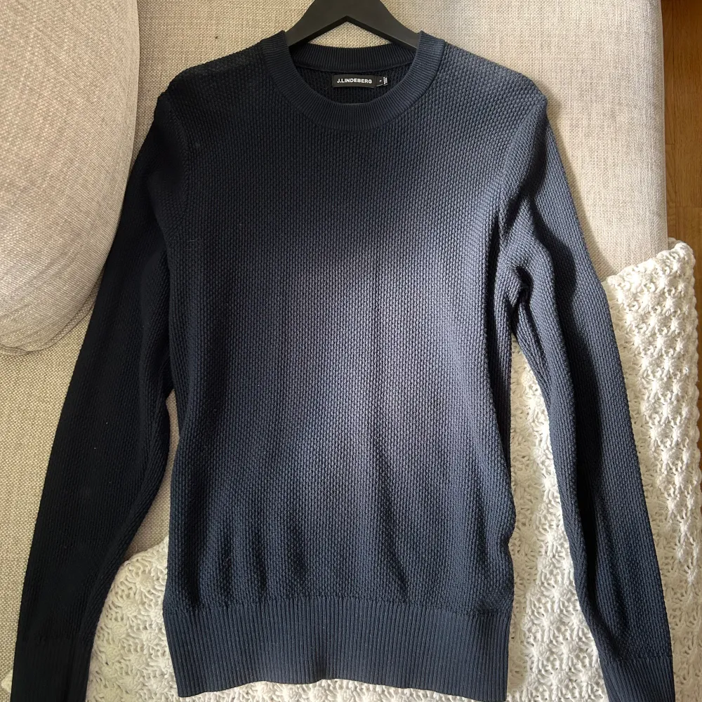 Säljer denna snygga J.Lindeberg tröjan i marinblå. Strl S, köpt för 1700kr, jag säljer för 499kr. Nyskick!. Tröjor & Koftor.