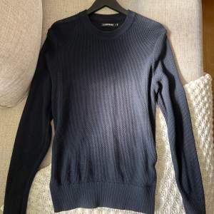 Säljer denna snygga J.Lindeberg tröjan i marinblå. Strl S, köpt för 1700kr, jag säljer för 499kr. Nyskick!