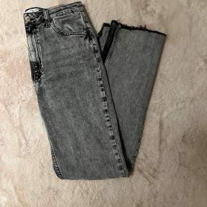 Skitsnygga grå jeans från zara stl 40 i rak modell med slits längst ner. Älskar dessa men har tyvärr blivit förstora.