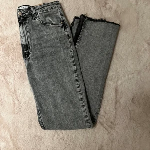 Zara jeans med slits  - Skitsnygga grå jeans från zara stl 40 i rak modell med slits längst ner. Älskar dessa men har tyvärr blivit förstora.