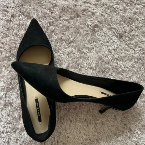 Klackskor Zara - Ett par klackar i storlek 41 med låg klack. 💞