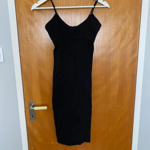 Svart klänning  - Svart tight klänning från Gina!