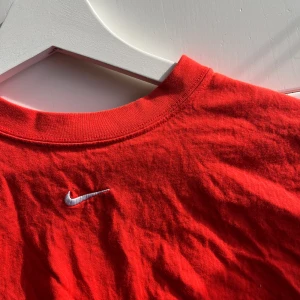 Korallröd T-shirt  - Superfin T-shirt från Nike som är mycket sparsamt använd 