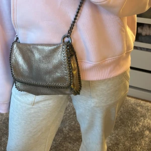 Stella liknande väska - Jätte fin men sliten glittig väska