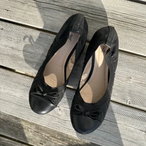 Ballerinaskor - Säljer dessa ballerina❤️ anväbda två gånger! Så snygga!