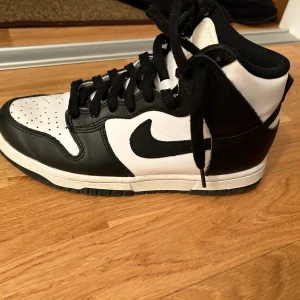 Nike Dunk High i storlek 37,5 - Säljer mina svartvita Nike dunk high skor i storlek 37,5. Använda ett fåtal gånger, så i princip som nya. Inga skador.
