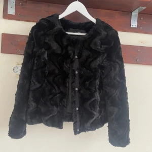 Pälsjacka - Fake pälsjacka från vero Moda i jättefint skick. Kollar intresset!