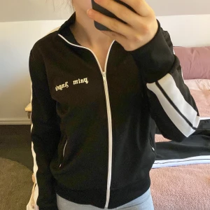 Palm Angels set - Palm angels set, stl M men passar xs-m, både killar och tjejer. Byxor aldrig använda men kofta använd fåtal gånger. En del för 350 kr eller hela settet för 700