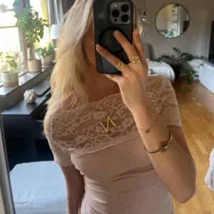 Rosa spets topp  - Säljer min as snygga och eftertraktade rosa spets Tshirt!!! Säljer endast vid bra bud, köpt för 425kr💕