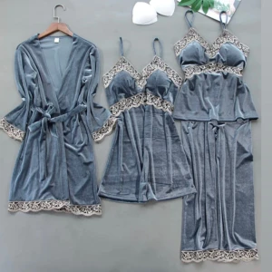 Pyjamasset med spets i blå - Ett så fint blått pyjamasset med spets, med byxor, tröja, klänning och morgonrock. Kom med prisförslag ❤️